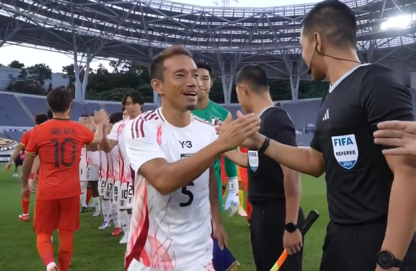 九五配资 被日本压着打！国足基本摸不到球权，张玉宁失单刀，中卫连续冒顶