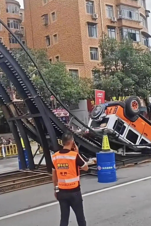 乐蒙网 北汽集团紧急声明撇清212翻车事件，背后是越野市场“暗战”